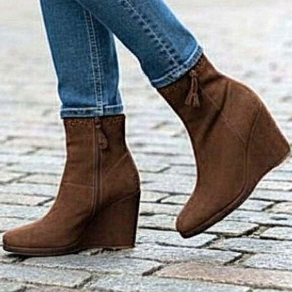 Original Car Shoe Prada Chocolate Suede Gold Tone Eyelet Wedge, Size 36.5 - Picture 1 of 13